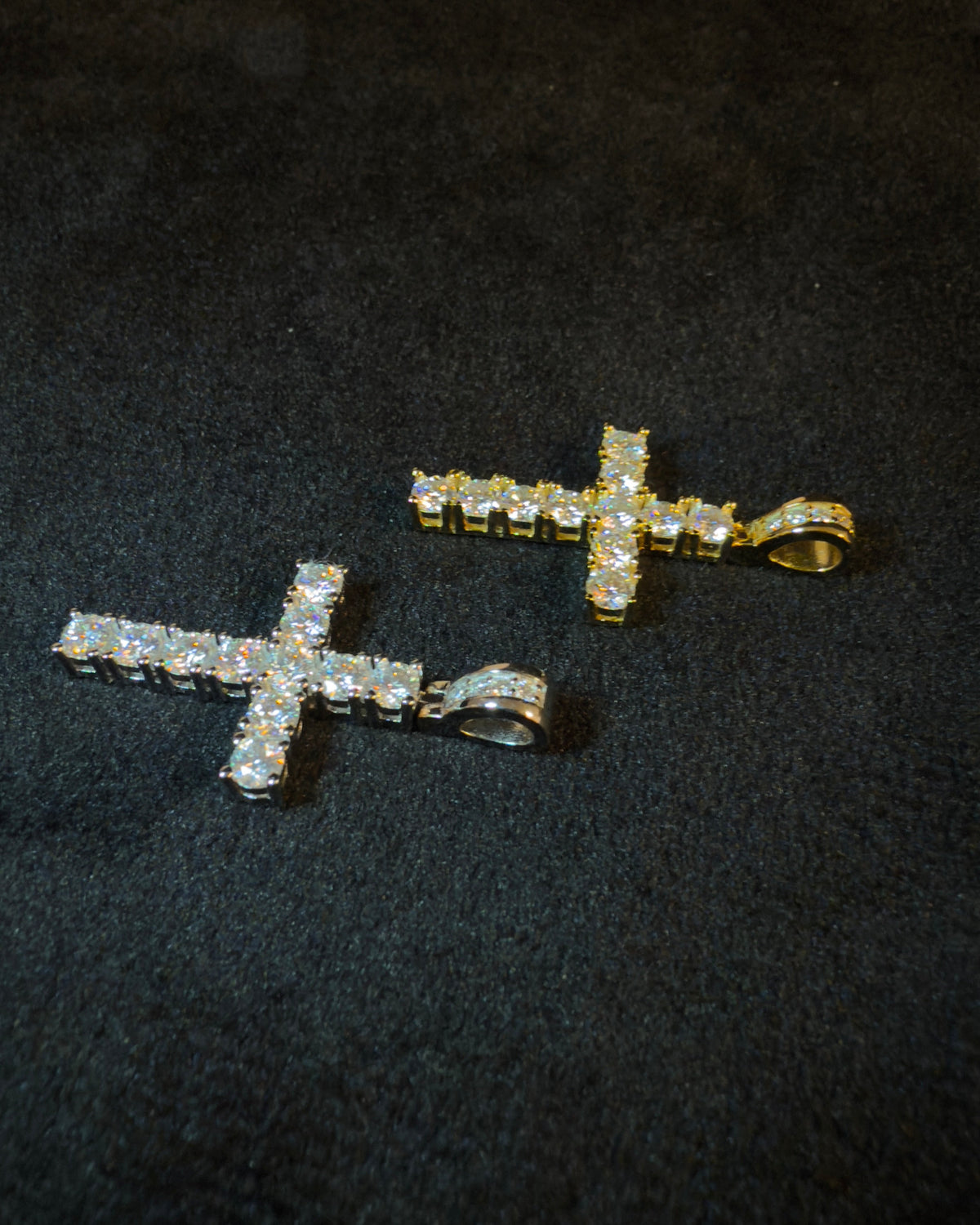 HÄNGSMYCKE KORS MOISSANITE S925 - GULD