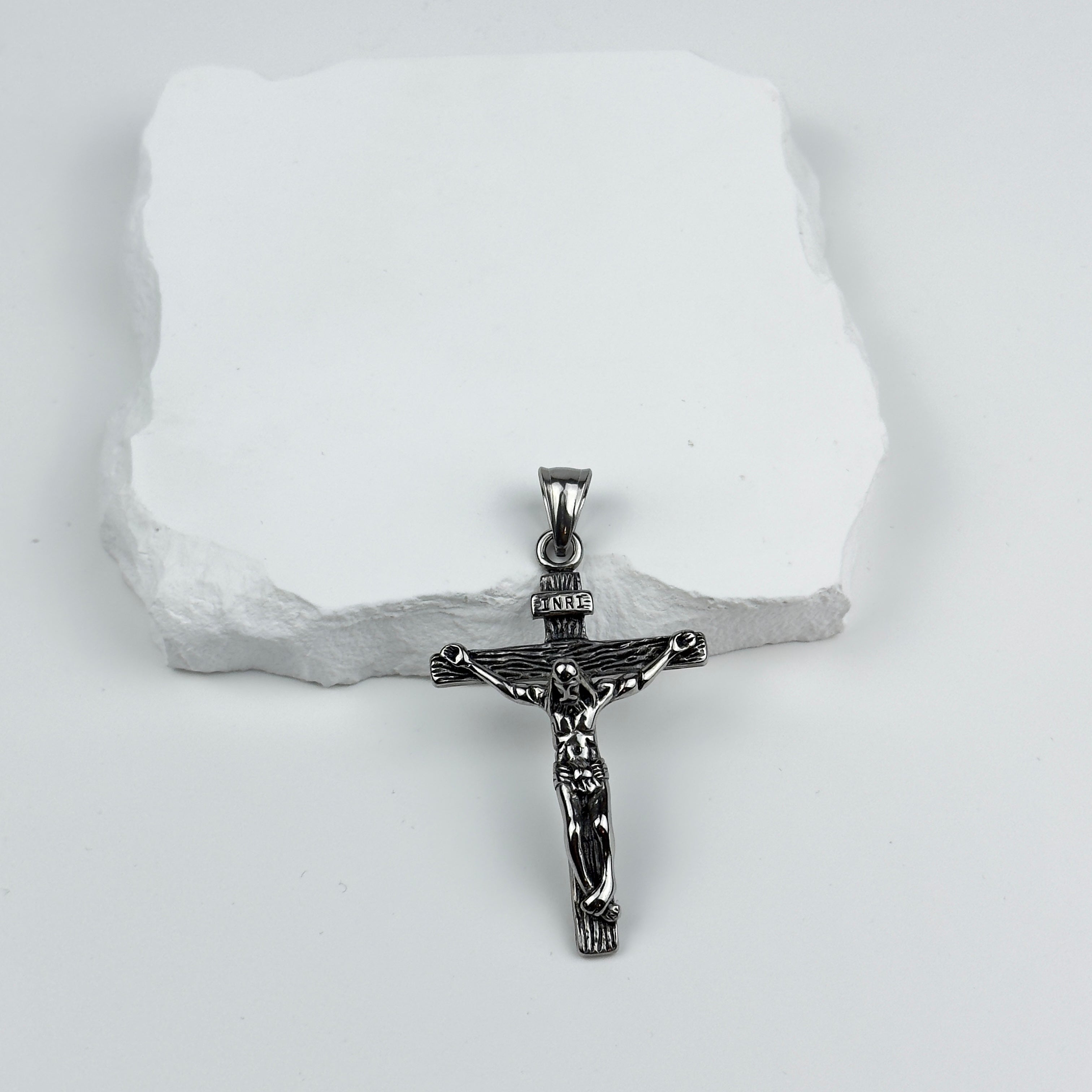 HÄNGSMYCKE INRI - SILVER