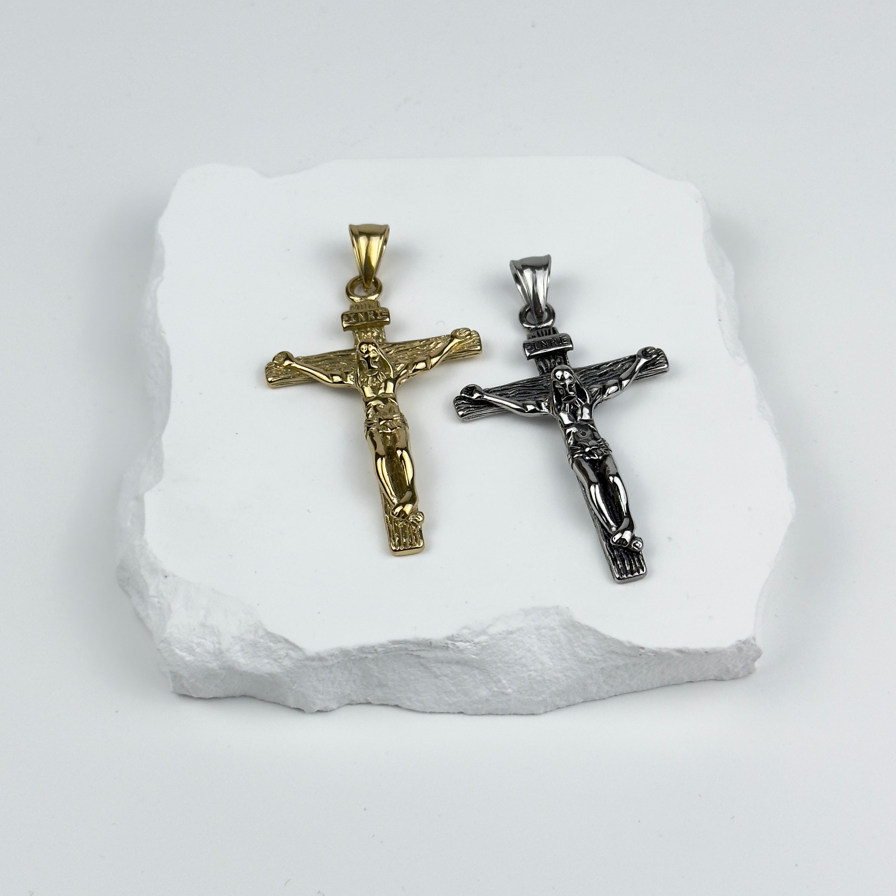 HÄNGSMYCKE INRI - SILVER