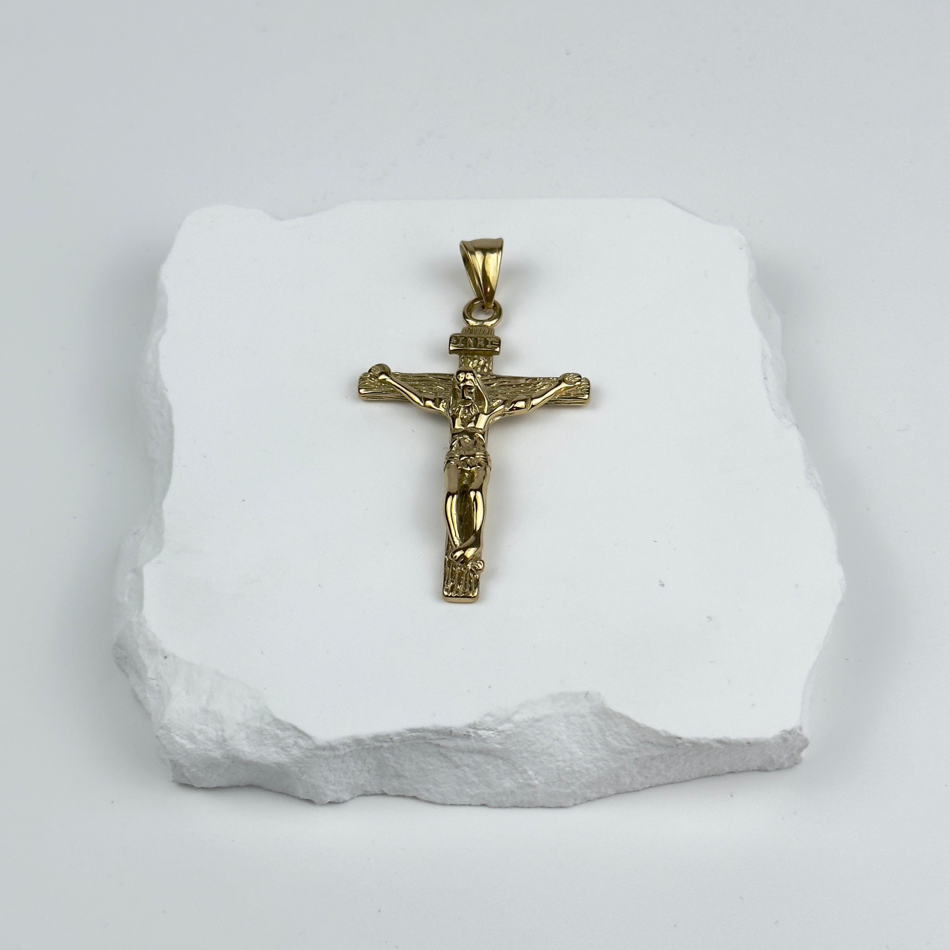 HÄNGSMYCKE INRI - GULD