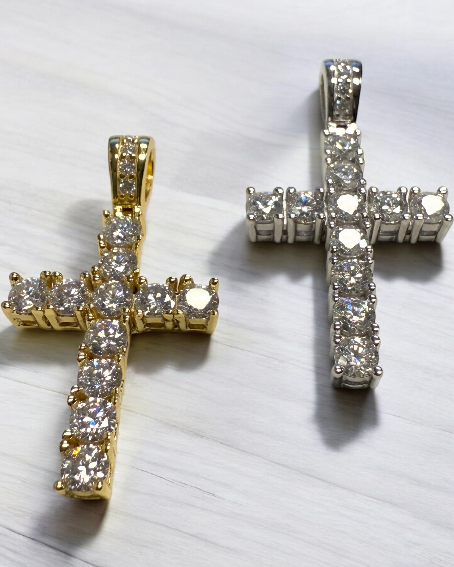 HÄNGSMYCKE KORS MOISSANITE S925 - SILVER
