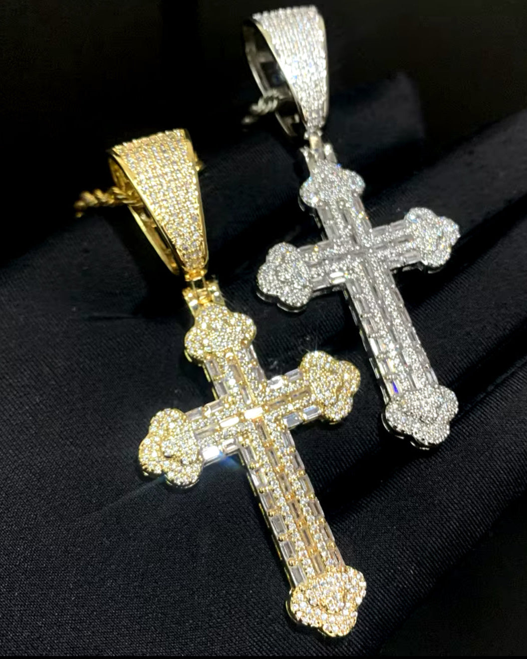 HÄNGSMYCKE LYX KORS - SILVER