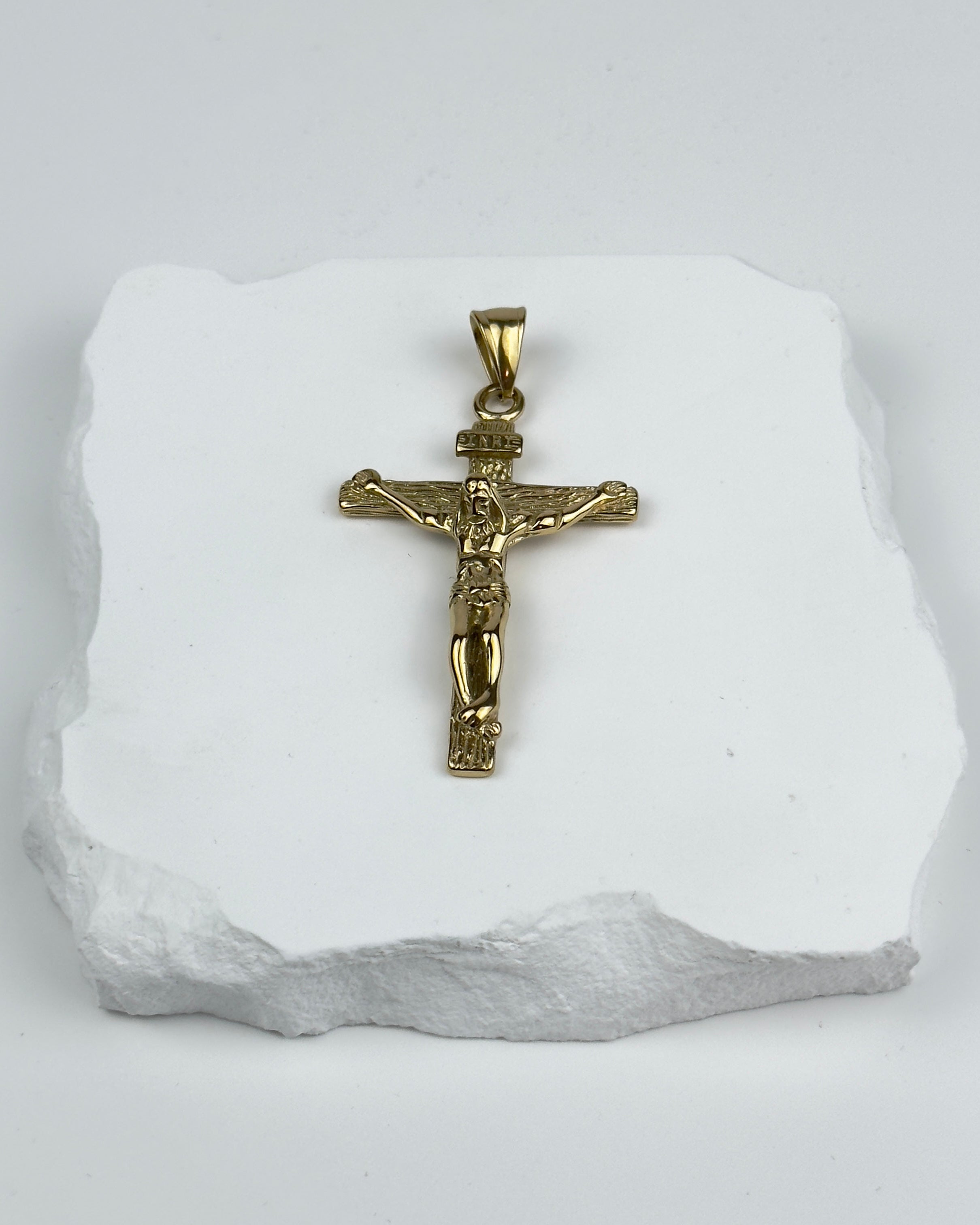 HÄNGSMYCKE INRI - GULD