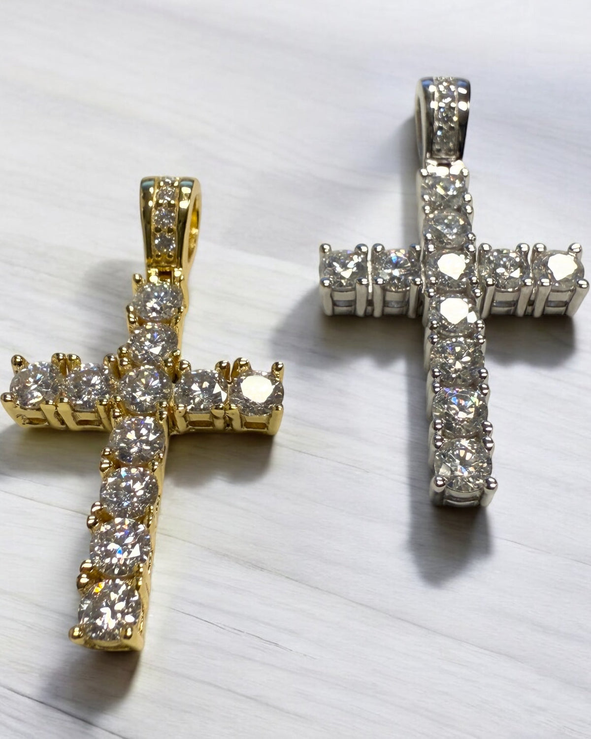 HÄNGSMYCKE KORS MOISSANITE S925 - GULD